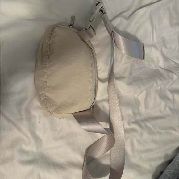 LuluLemon belt bag - Picture 3 of 3
